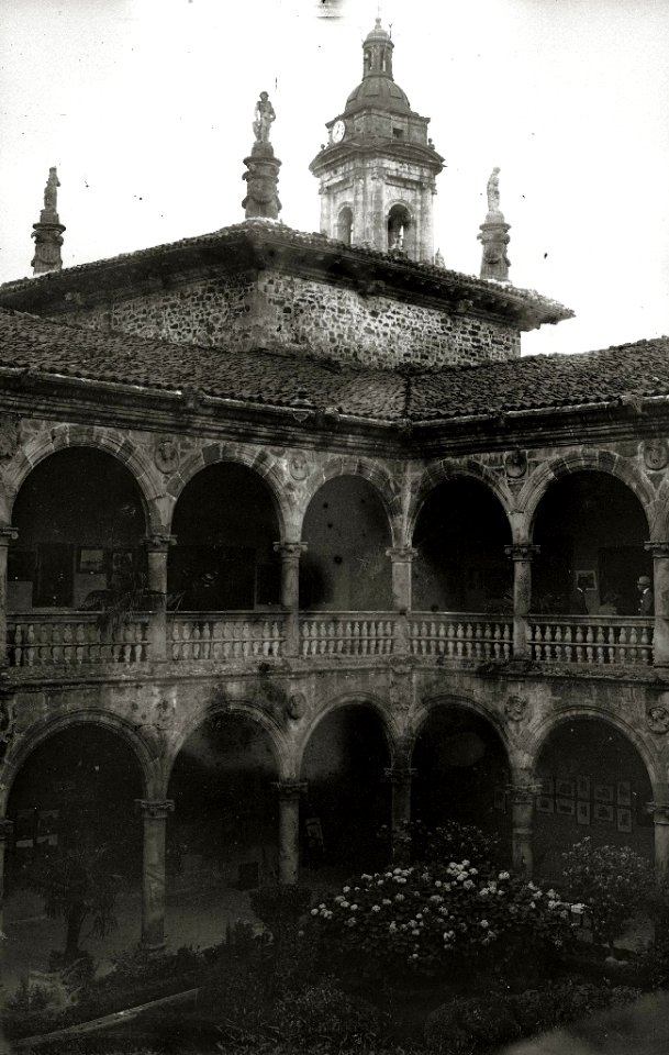 Vistas de la universidad y del Ayuntamiento de Oñati (1 de 3) - Fondo Car-Kutxa Fototeka
