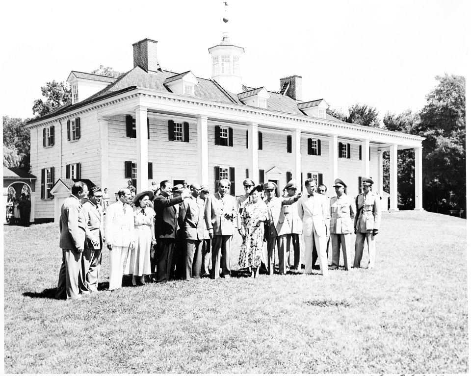 Visit of President Romulo Gallegos of Venezuela and his wife to Mt. Vernon. This photo shows the entire party that... - NARA - 199823