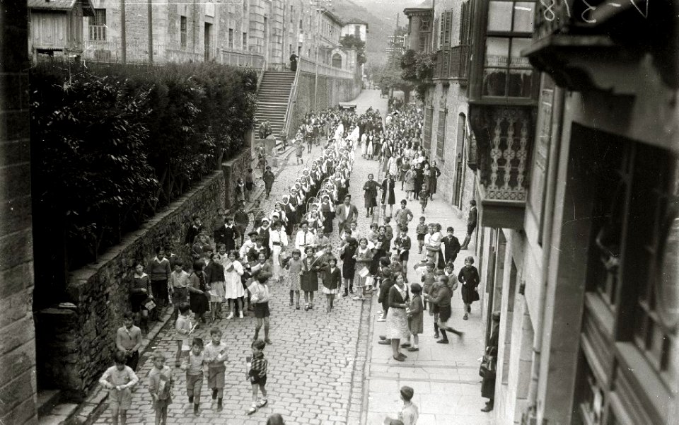 Visita de diferentes personalidades a localidades de Gipuzkoa y Bizkaia, entre ellas se encuentran Telesforo Monzon, Teodoro Hernandorena y José Antonio Aguirre Lekube (14 de 27) - Fondo Car-Kutxa Fototeka