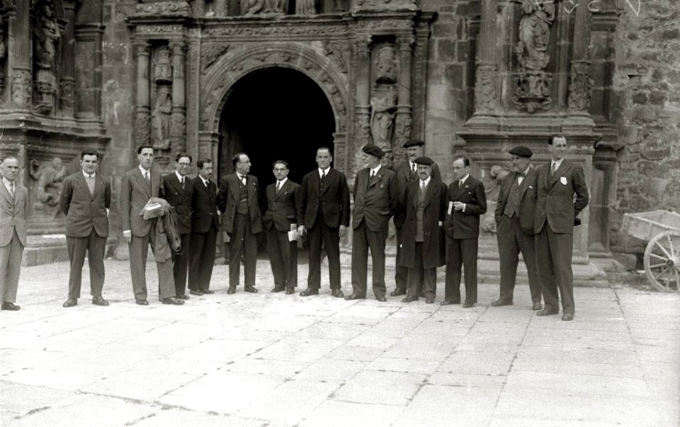 Visita de diferentes personalidades a localidades de Gipuzkoa y Bizkaia, entre ellas se encuentran Telesforo Monzon, Teodoro Hernandorena y José Antonio Aguirre Lekube (18 de 27) - Fondo Car-Kutxa Fototeka