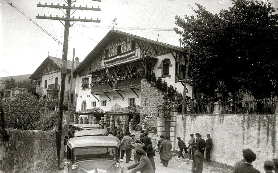 Visita de diferentes personalidades a localidades de Gipuzkoa y Bizkaia, entre ellas se encuentran Telesforo Monzon, Teodoro Hernandorena y José Antonio Aguirre Lekube (21 de 27) - Fondo Car-Kutxa Fototeka
