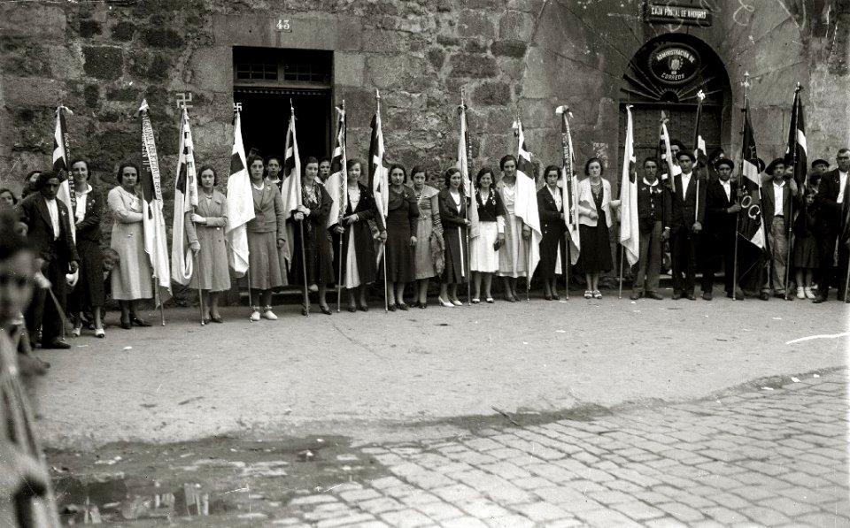 Visita de diferentes personalidades a localidades de Gipuzkoa y Bizkaia, entre ellas se encuentran Telesforo Monzon, Teodoro Hernandorena y José Antonio Aguirre Lekube (24 de 27) - Fondo Car-Kutxa Fototeka
