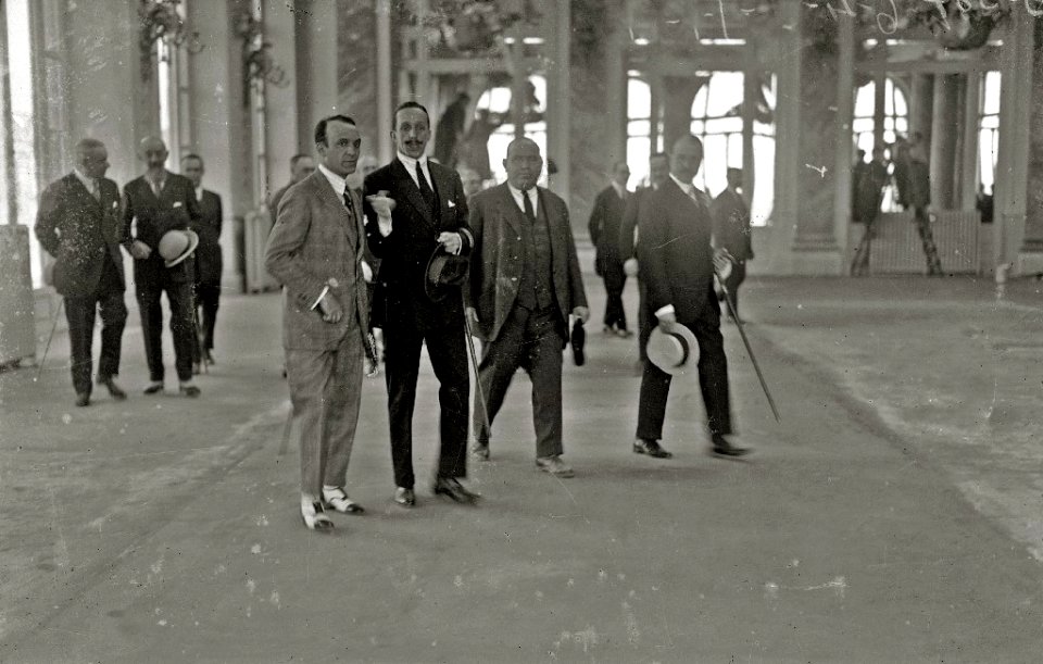 Visita de el rey Alfonso XIII y la reina María Cristina a las obras del Kursaal (5 de 7) - Fondo Car-Kutxa Fototeka