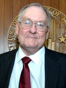 Visit of Governor James Thompson to HUD 207-DP-9793-Gov0010 (cropped)