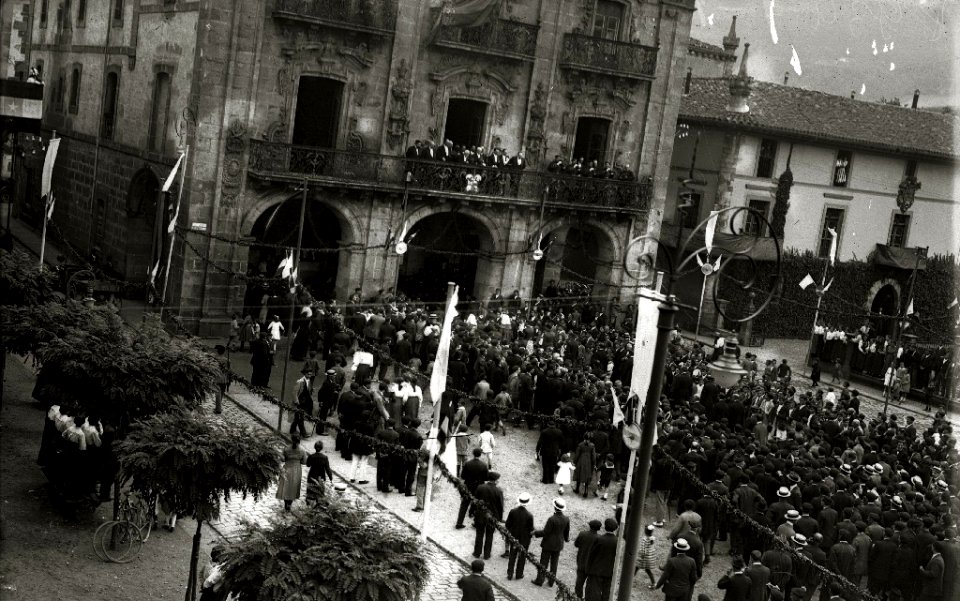 Vistas de la universidad y del Ayuntamiento de Oñati (2 de 3) - Fondo Car-Kutxa Fototeka