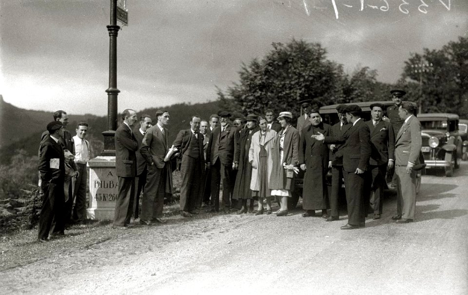 Visita de diferentes personalidades a localidades de Gipuzkoa y Bizkaia, entre ellas se encuentran Telesforo Monzon, Teodoro Hernandorena y José Antonio Aguirre Lekube (27 de 27) - Fondo Car-Kutxa Fototeka