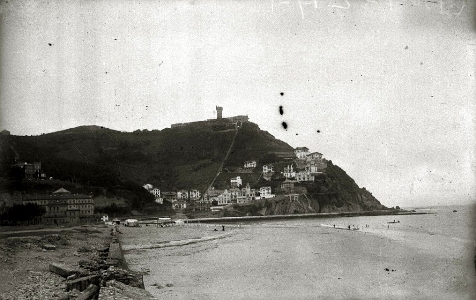 Vista del monte Igeldo y la playa de Ondarreta con la cárcel al fondo (1 de 1) - Fondo Car-Kutxa Fototeka