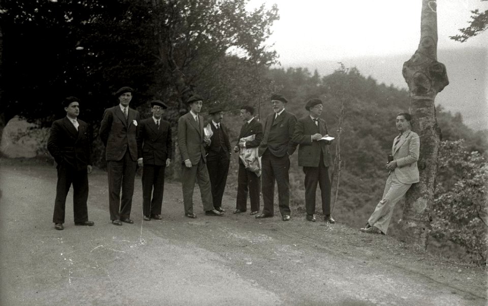 Visita de diferentes personalidades a localidades de Gipuzkoa y Bizkaia, entre ellas se encuentran Telesforo Monzon, Teodoro Hernandorena y José Antonio Aguirre Lekube (1 de 27) - Fondo Car-Kutxa Fototeka