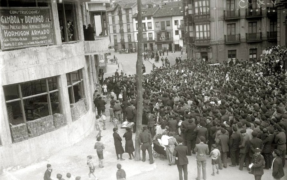 Visita de diferentes personalidades a localidades de Gipuzkoa y Bizkaia, entre ellas se encuentran Telesforo Monzon, Teodoro Hernandorena y José Antonio Aguirre Lekube (4 de 27) - Fondo Car-Kutxa Fototeka