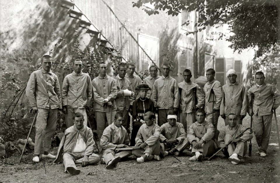 Visita de la reina María Cristina a un grupo de militares heridos en la guerra de África (1 de 6) - Fondo Car-Kutxa Fototeka