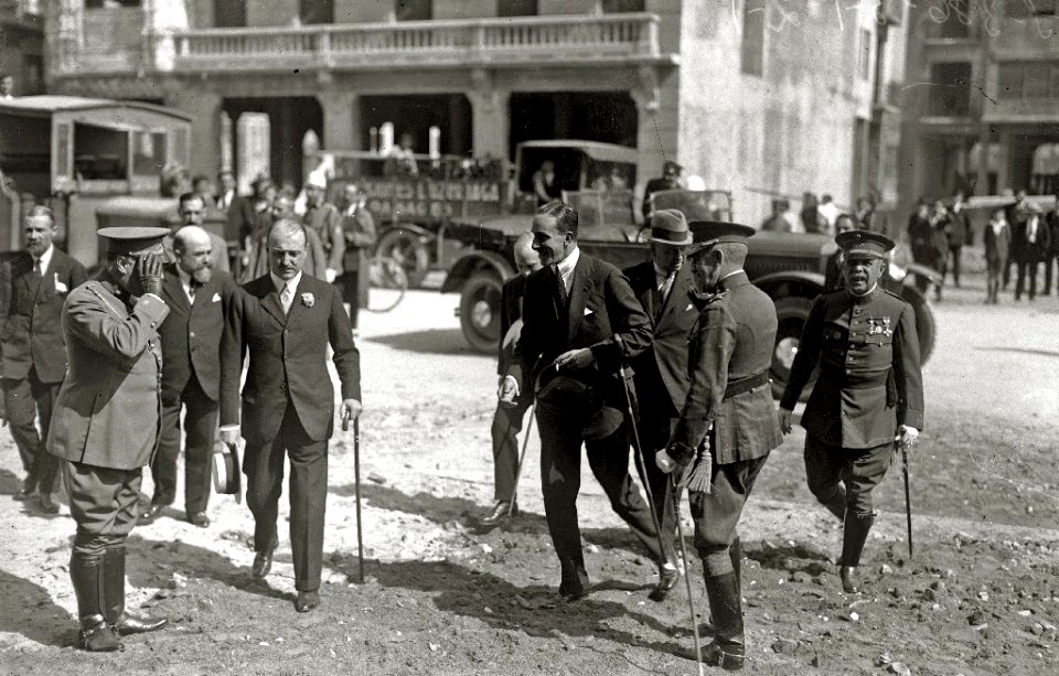 Visita de el rey Alfonso XIII y la reina María Cristina a las obras del Kursaal (4 de 7) - Fondo Car-Kutxa Fototeka