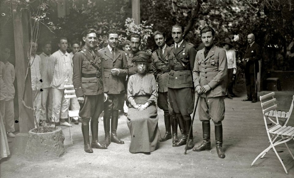 Visita de la reina María Cristina a un grupo de militares heridos en la guerra de África (5 de 6) - Fondo Car-Kutxa Fototeka