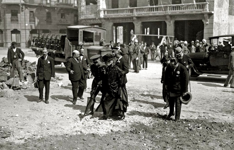Visita de el rey Alfonso XIII y la reina María Cristina a las obras del Kursaal (3 de 7) - Fondo Car-Kutxa Fototeka