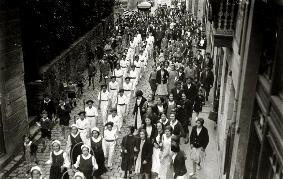 Visita de diferentes personalidades a localidades de Gipuzkoa y Bizkaia, entre ellas se encuentran Telesforo Monzon, Teodoro Hernandorena y José Antonio Aguirre Lekube (25 de 27) - Fondo Car-Kutxa Fototeka