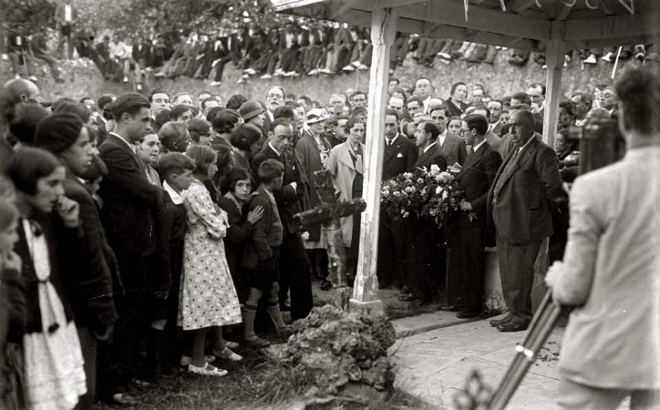 Visita de diferentes personalidades a localidades de Gipuzkoa y Bizkaia, entre ellas se encuentran Telesforo Monzon, Teodoro Hernandorena y José Antonio Aguirre Lekube (19 de 27) - Fondo Car-Kutxa Fototeka