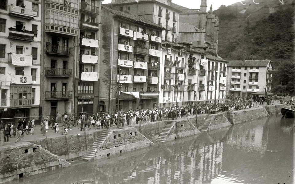 Visita de diferentes personalidades a localidades de Gipuzkoa y Bizkaia, entre ellas se encuentran Telesforo Monzon, Teodoro Hernandorena y José Antonio Aguirre Lekube (22 de 27) - Fondo Car-Kutxa Fototeka