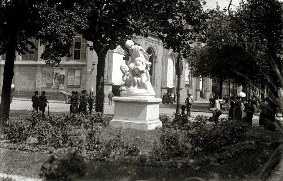 Vista de una estatua situada en la alameda del Boulevard y donde también se ve el exterior del mercado de la Bretxa (1 de 1) - Fondo Car-Kutxa Fototeka