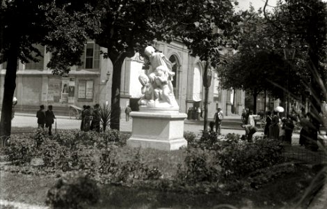 Vista de una estatua situada en la alameda del Boulevard y donde también se ve el exterior del mercado de la Bretxa (1 de 1) - Fondo Car-Kutxa Fototeka photo