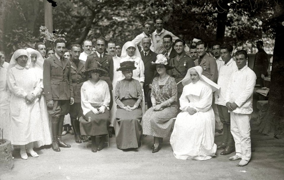 Visita de la reina María Cristina a un grupo de militares heridos en la guerra de África (3 de 6) - Fondo Car-Kutxa Fototeka