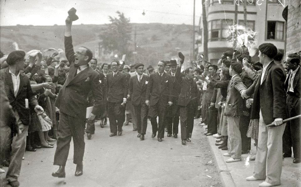 Visita de diferentes personalidades a localidades de Gipuzkoa y Bizkaia, entre ellas se encuentran Telesforo Monzon, Teodoro Hernandorena y José Antonio Aguirre Lekube (6 de 27) - Fondo Car-Kutxa Fototeka