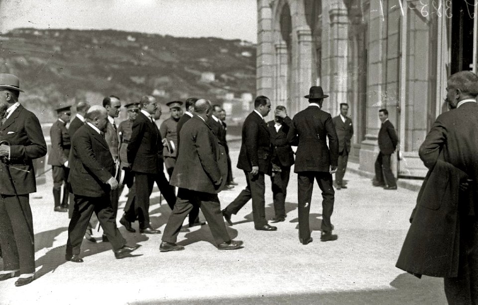 Visita de el rey Alfonso XIII y la reina María Cristina a las obras del Kursaal (1 de 7) - Fondo Car-Kutxa Fototeka
