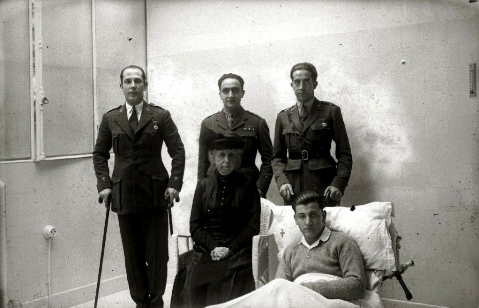 Visita de la reina María Cristina a un grupo de militares heridos en la guerra de África (6 de 6) - Fondo Car-Kutxa Fototeka