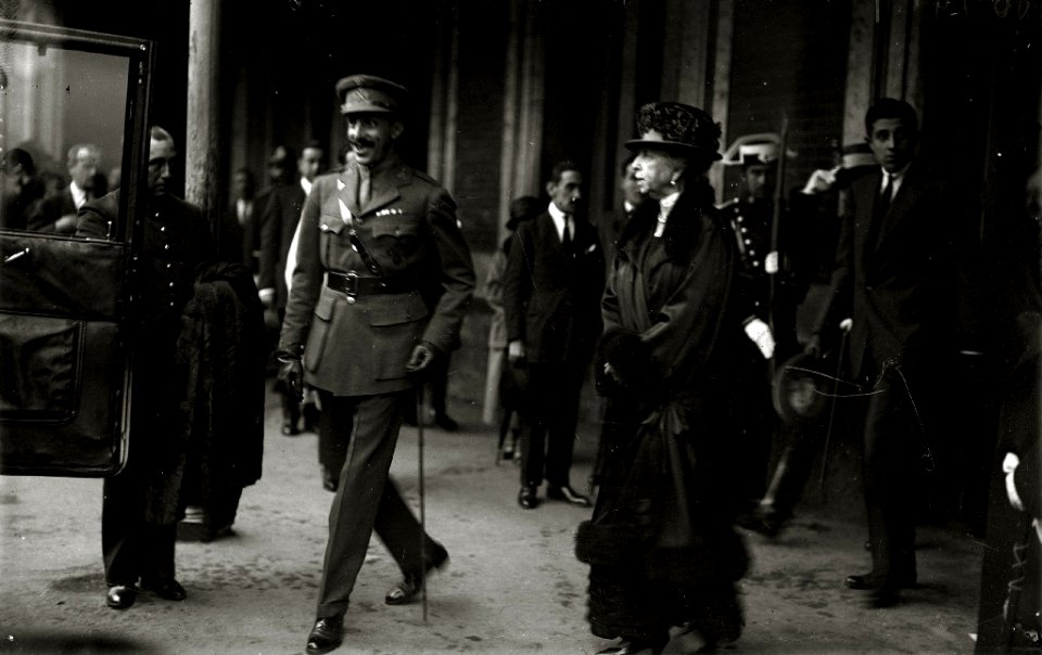 Visita del rey Alfonso XIII, la reina María Cristina y el infante Don Jaime a la estación del Norte (1 de 4) - Fondo Car-Kutxa Fototeka