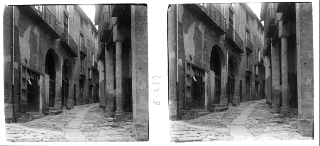 Vista d'un carrer porticat de Solsona