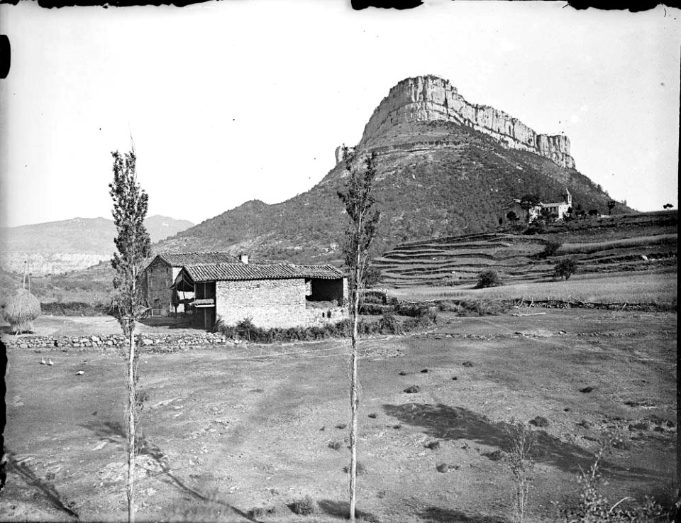 Vista d'un graner amb masies i muntanya al fons (AFCEC RIBASV C 2627)