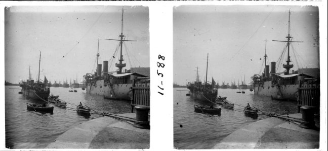 Vista d ' un vaixell de guerra al port de Barcelona