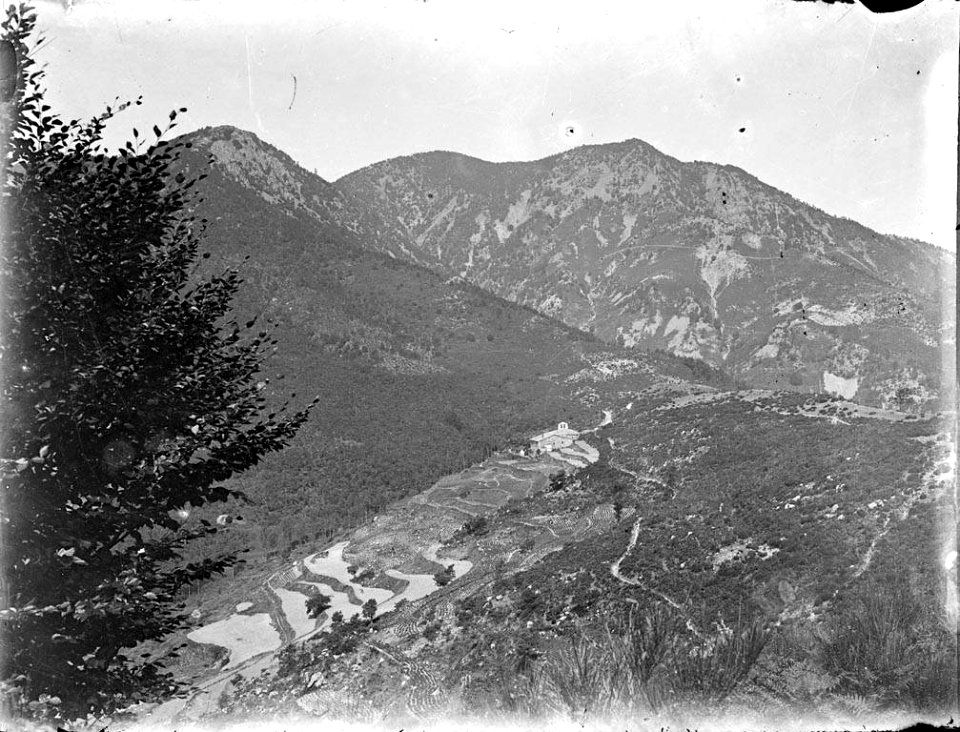 Vista d'una masia enmig de les muntanyes (AFCEC RIBASV C 2663)