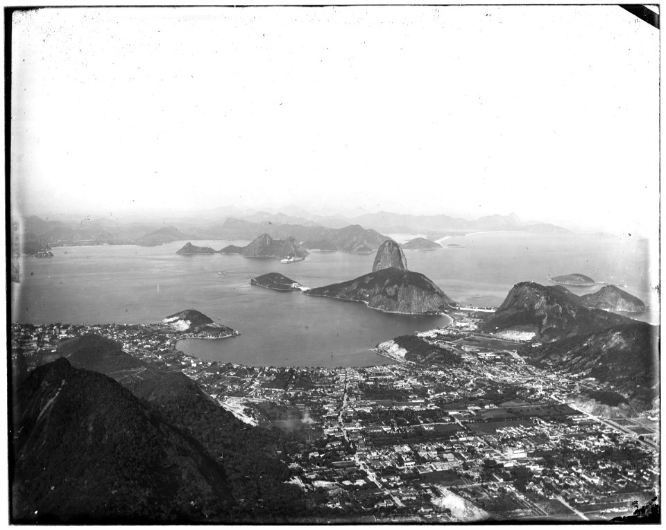 Vista da Baía de Guanabara, do Pão de Açúcar e do bairro de Botafogo a partir do Corcovado - 2