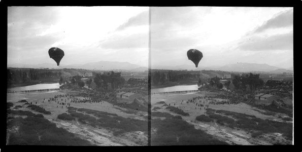 Vista d'una plana amb un riu i un globus aerostàtic