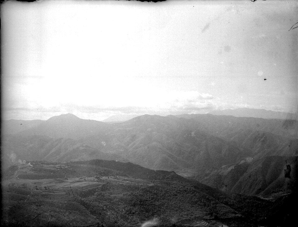 Vista d'una serralada amb núvols al fons des del Far (AFCEC RIBASV C 2600)