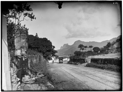 Vista da Pedra da Gávea tomada do largo do Humaitá