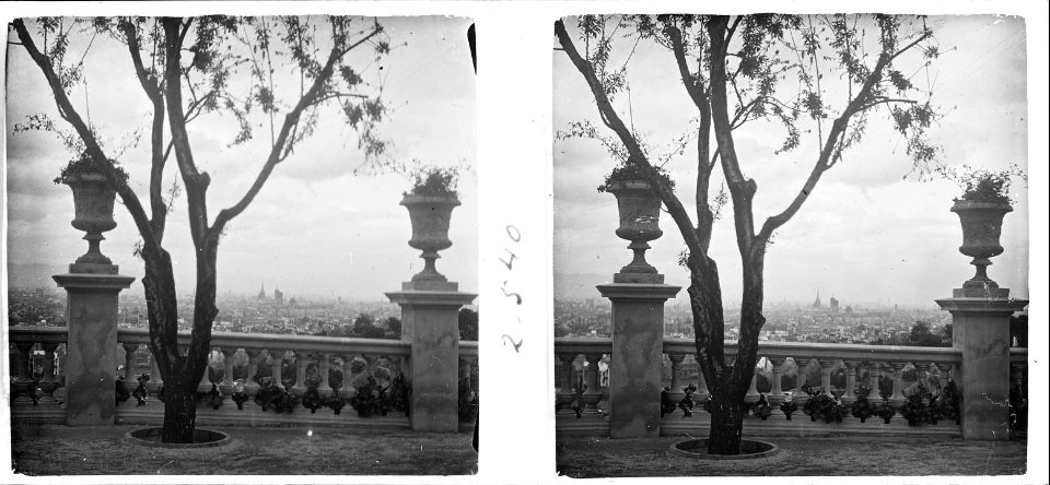 Vista de Barcelona des d ' una terrassa del parc de Montjuïc