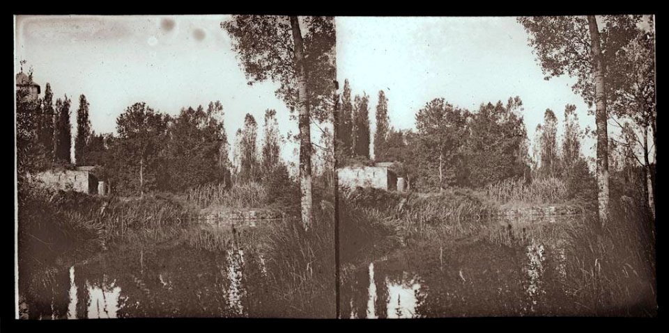 Vista d'un petit llac i al fons un edifici