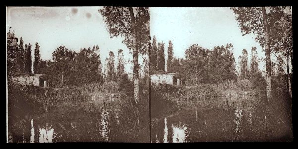 Vista d'un petit llac i al fons un edifici