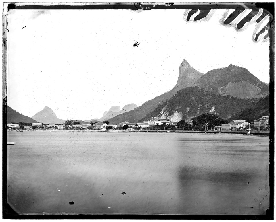 Vista de Botafogo, ao fundo o Morro do Corcovado, Pão de Açúcar e a Pedra da Gávea - 1