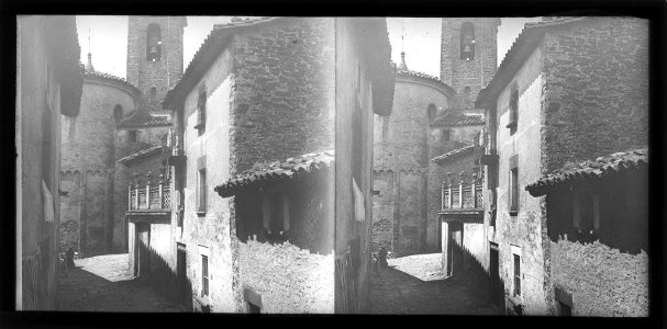 Vista d'un carrer , al fons l'absis i el campanar de l'església (AFCEC BORDAS X 203)