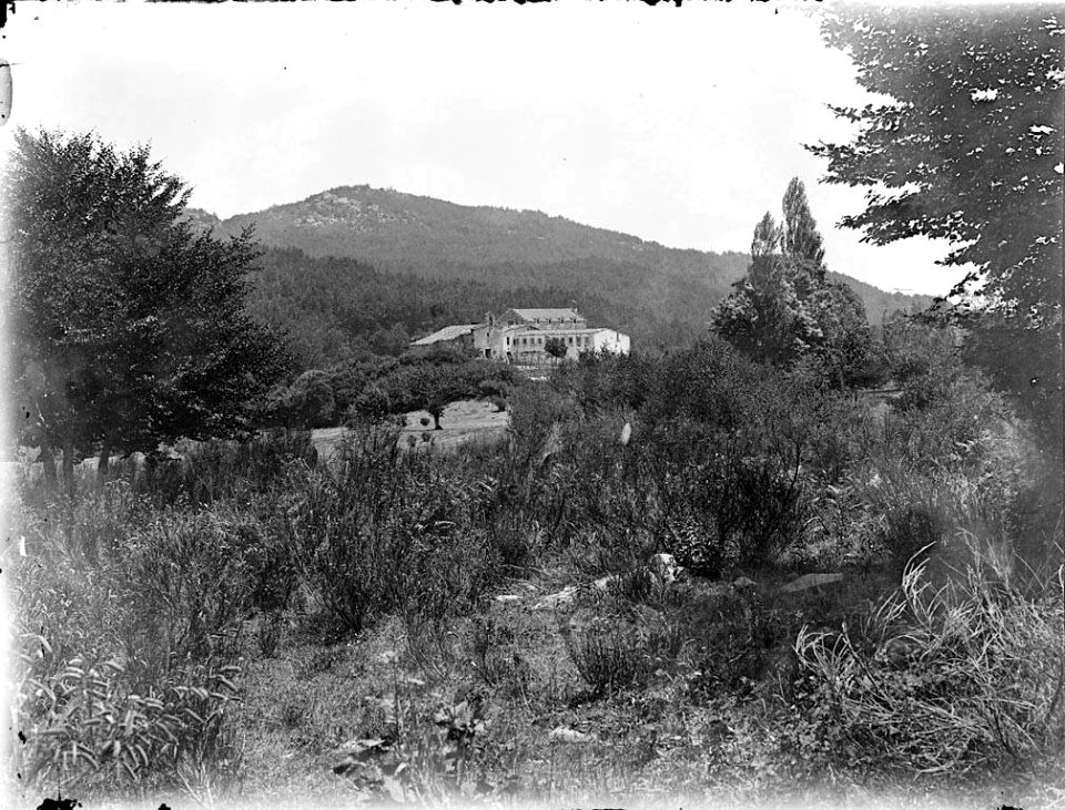 Vista d'un conjunt de cases amb muntanyes al fons (AFCEC RIBASV C 2638)