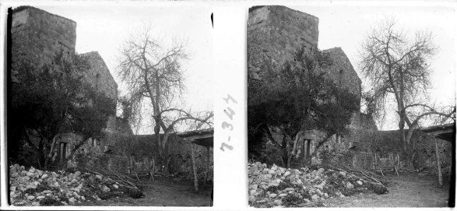 Vista d'un mur lateral de Sant Miquel de Cruïlles