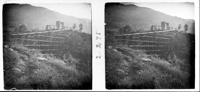 Vista d ' una construcció similar a un pont