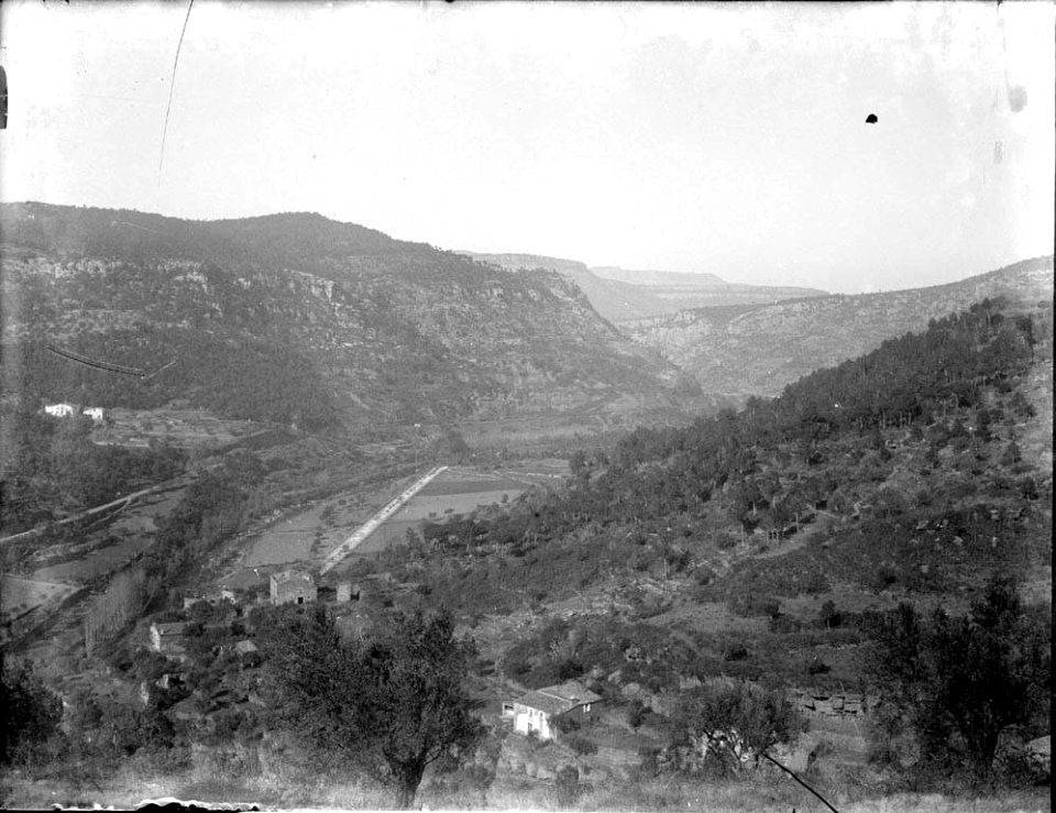 Vista d'un poble entre muntanyes (AFCEC RIBASV C 2601)