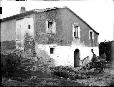 Vista d'una masia amb un pagès, un carro i un cavall (AFCEC RIBASV C 2520)