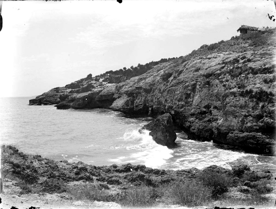 Vista d'un cap amb una edificació a sobre (AFCEC RIBASV C 2637)