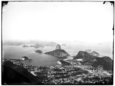 Vista da Baía de Guanabara, do Pão de Açúcar e do bairro de Botafogo a partir do Corcovado - 1