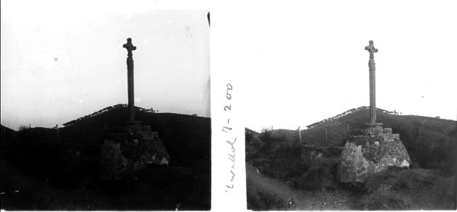 Vista de costat de la creu de Llavallol a Vallvidrera