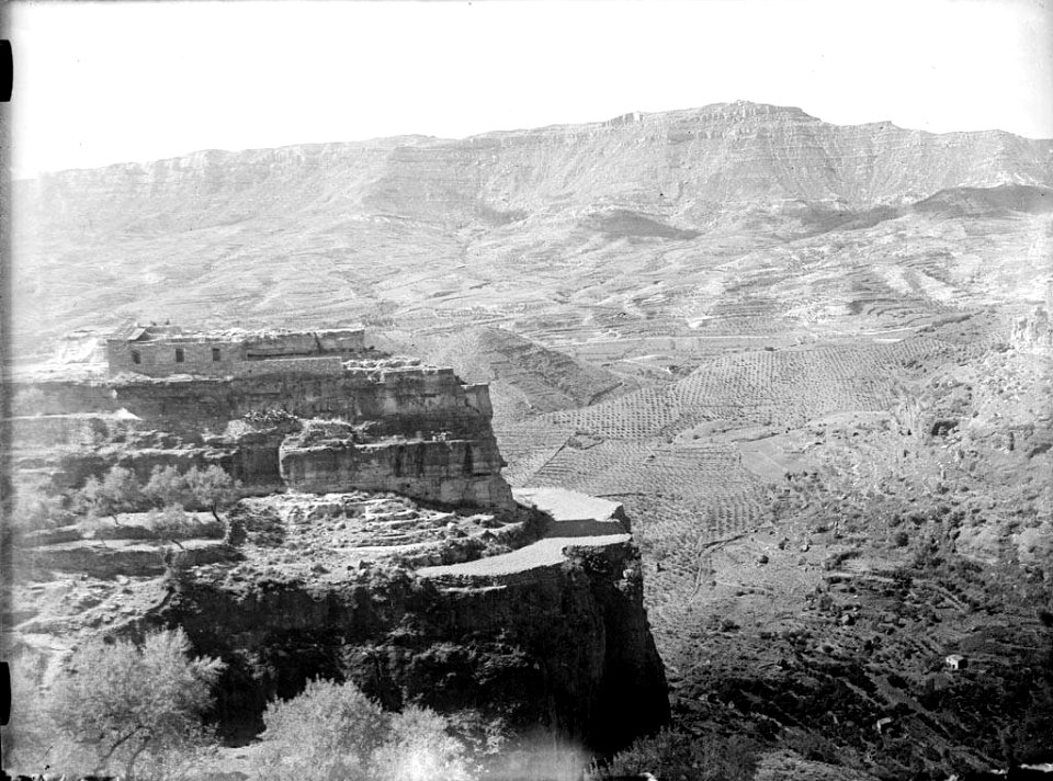 Vista d'una muntanya amb ruïnes al cim (AFCEC RIBASV C 2644)