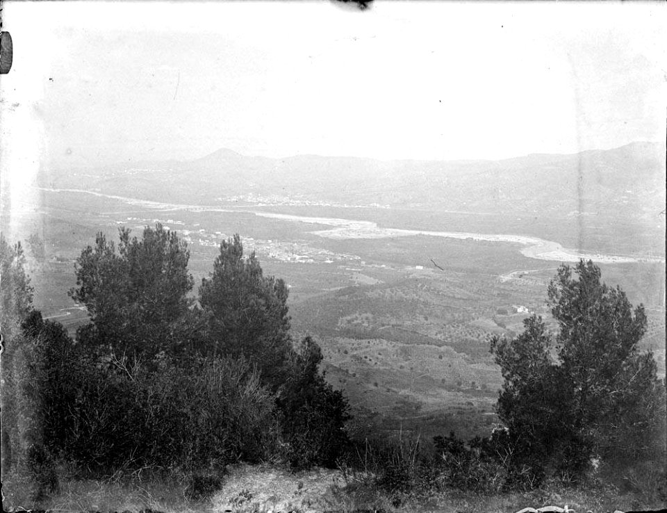 Vista d'un riu i un poble entre muntanyes (AFCEC RIBASV C 2602)
